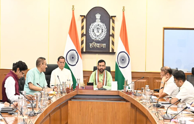 हरियाणा के मुख्यमंत्री नायब सैनी फसल खरीद प्रबंधाें पर बैठक लेते हुए हरियाणा के मुख्यमंत्री नायब सैनी फसल खरीद प्रबंधाें पर बैठक लेते हुए