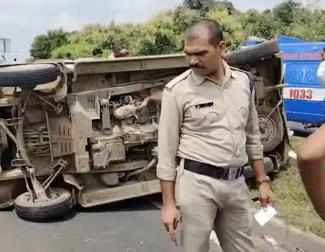 दमोह के जैन परिवार की कार को ट्रक ने मारी टक्कर