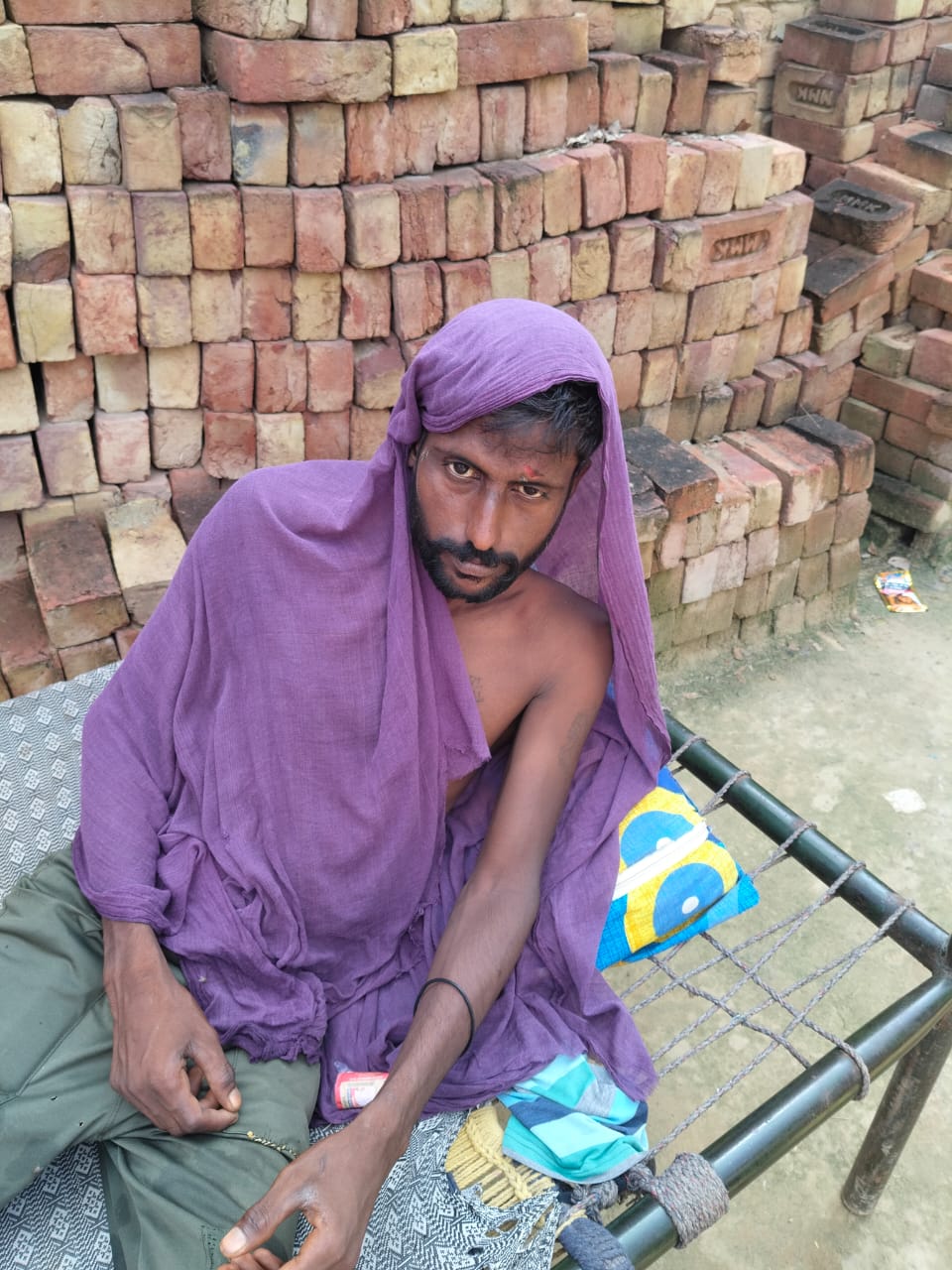 मकान की छत गिरने से घायल हुआ युवक रविदास।