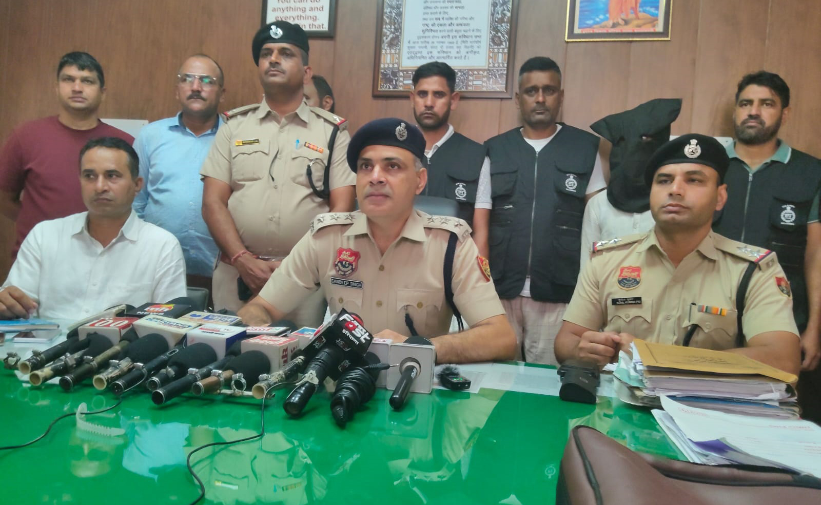 अफीम तस्करी मामले में जानकारी देते डीएसपी संदीप धनखड़।