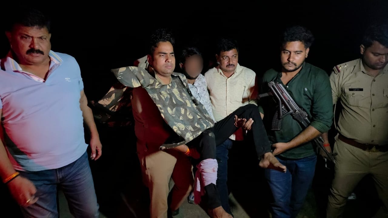 पुलिस मुठभेड में हत्यारोपित घायल युवक को ले जाती पुलिस