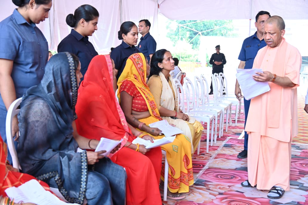*जनता दर्शन में सीएम योगी ने सुनीं 200 लोगों की समस्याएं* *जनता दर्शन में सीएम योगी ने सुनीं 200 लोगों की समस्याएं*