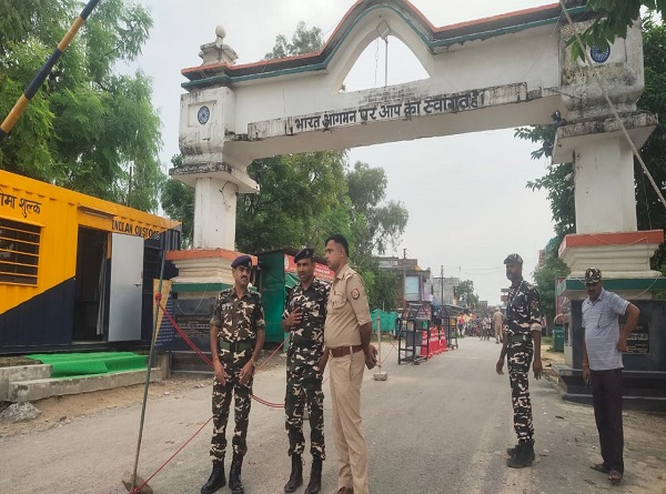 महाराजगंज जिले के बार्डर पर तैनात जवान और पुलिस अफसर महाराजगंज जिले के बार्डर पर तैनात जवान और पुलिस अफसर