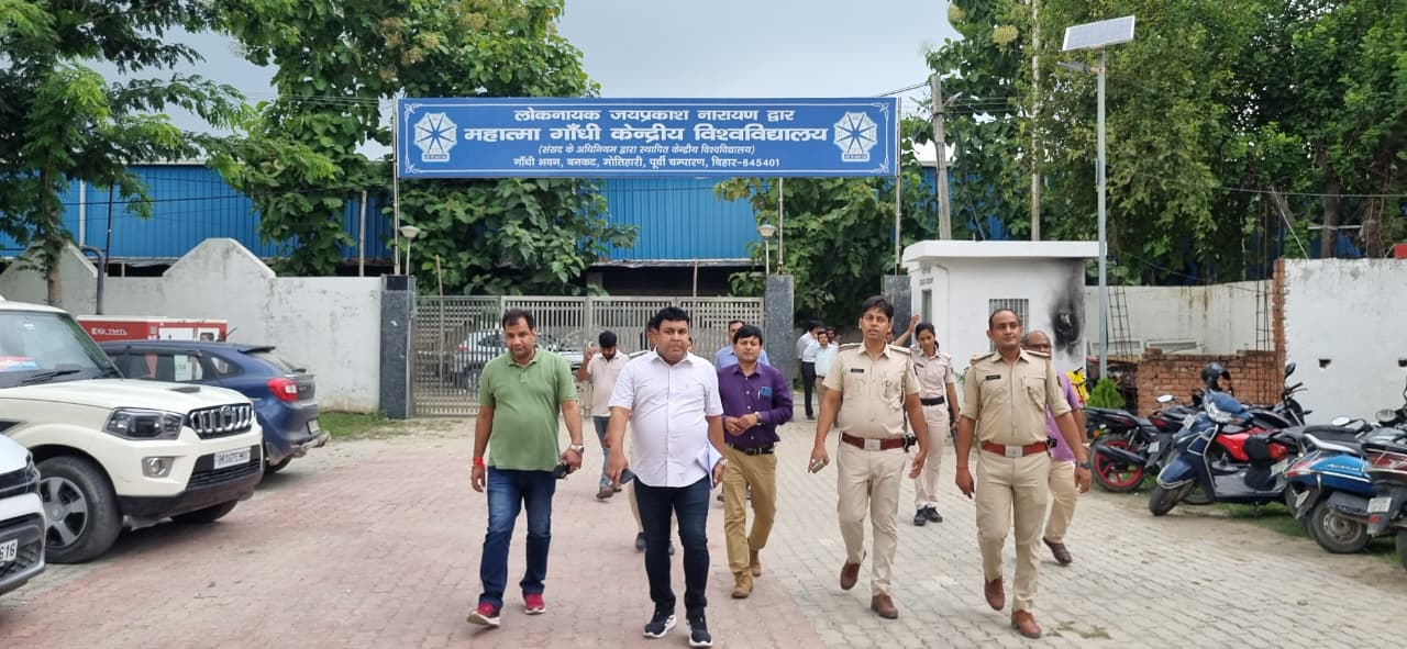 परिसर का परिभ्रमण करते विवि व जिला प्रशासन के अधिकारी परिसर का परिभ्रमण करते विवि व जिला प्रशासन के अधिकारी