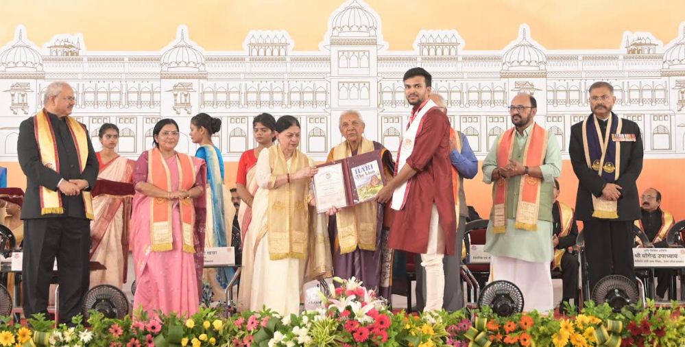लखनऊ विश्वविद्यालय के छात्र को ​उपाधि प्रदान करती राज्यपाल आनंदीबेन पटेल