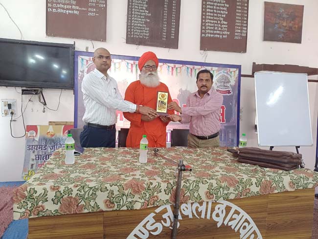 आचार्य का स्वागत करते प्रो राजेश गर्ग आचार्य का स्वागत करते प्रो राजेश गर्ग