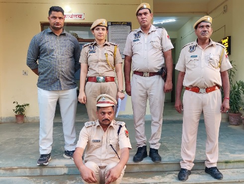 पुलिस अधिकारी बनकर लोगों से पैसे ऐंठने वाला  फर्जी डिप्टी  गिरफ्तार