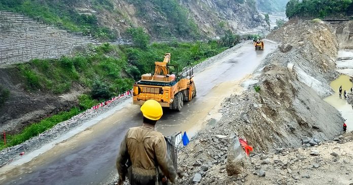 बाढ़ और बादल फटने से क्षतिग्रस्त हुई दो महत्वपूर्ण सड़कें बहाल