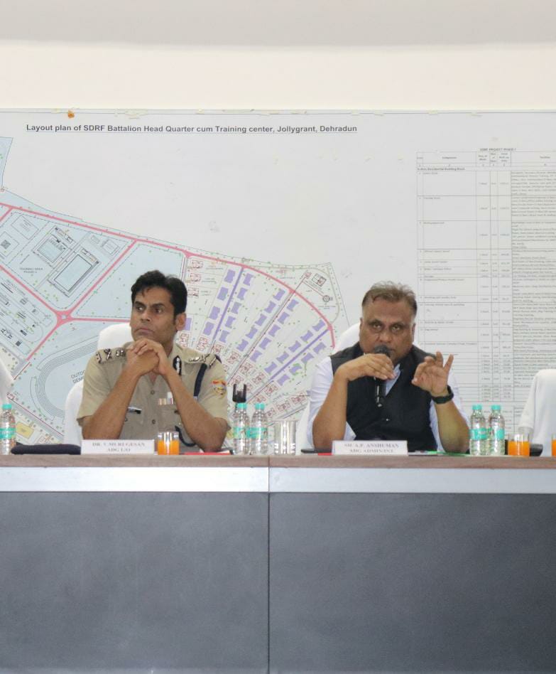 पुलिस बल को ब्रीफ करते अधिकारी। पुलिस बल को ब्रीफ करते अधिकारी।