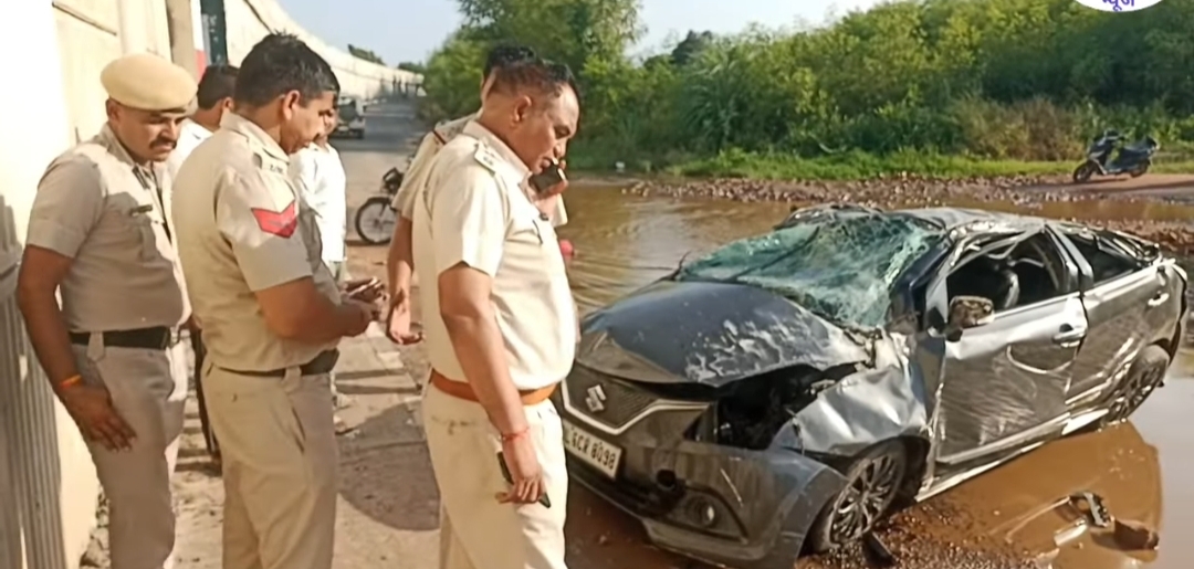फ्लाईओवर से गिरी कार का निरीक्षण करते सदर थाना प्रभारी एसआई सुमेर सिंह।