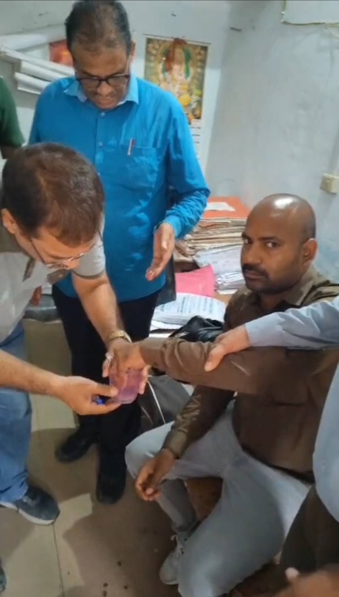 एंटी करप्शन टीम जांच करते हुए