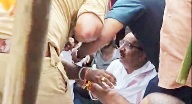 कांग्रेस नेता राहुल बांधी के दौरे के विरोध में सड़क पर धरना देते प्रदेश के राज्यमंत्री दिनेश प्रताप सिंह कांग्रेस नेता राहुल बांधी के दौरे के विरोध में सड़क पर धरना देते प्रदेश के राज्यमंत्री दिनेश प्रताप सिंह