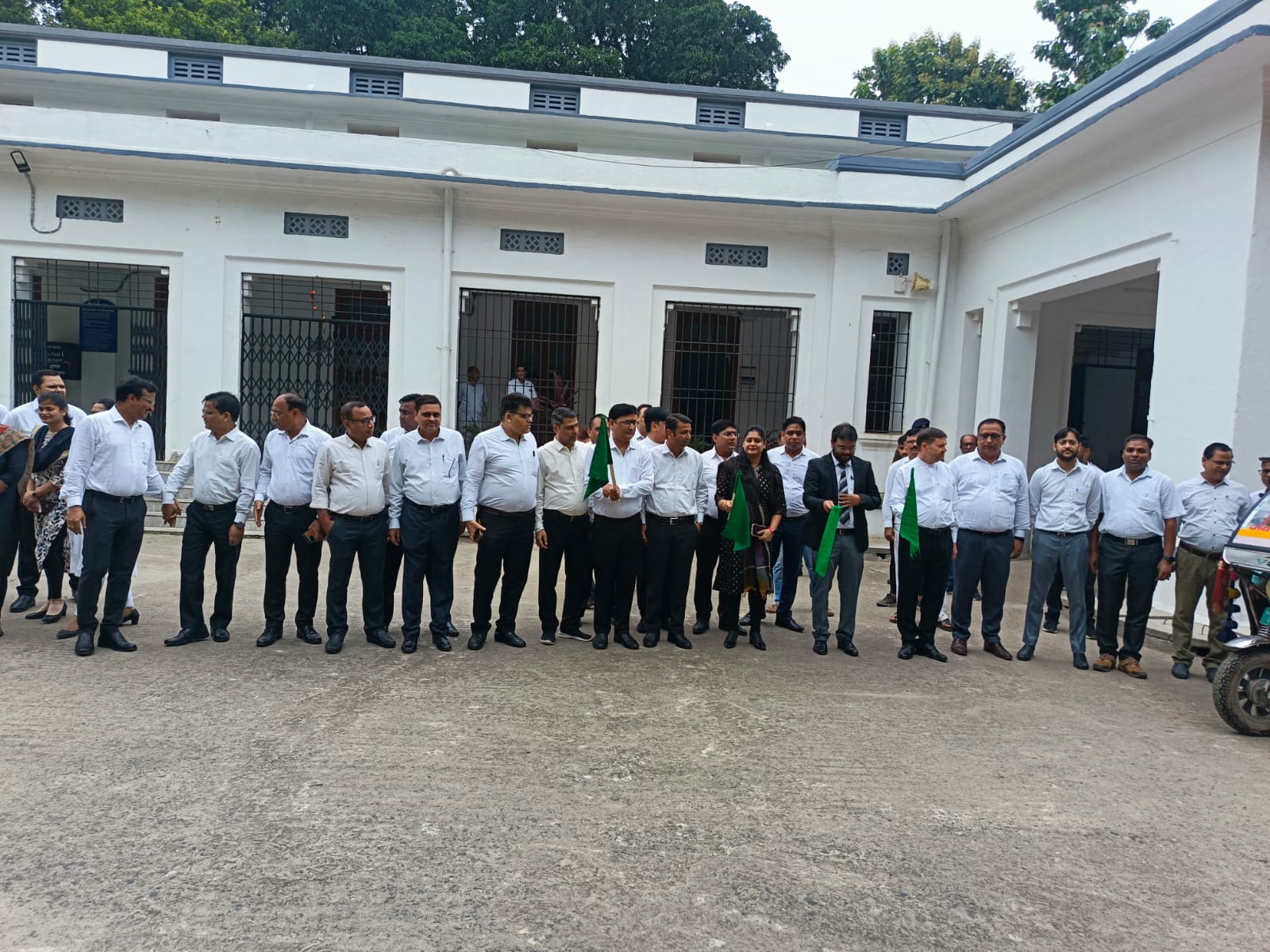 लोक अदालत की सफलता को लेकर प्रचार वाहन को रवाना करते जिला जज