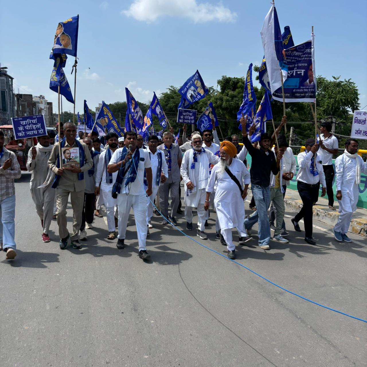 शहर में रोष प्रदर्शन करते बसपा कार्यकर्ता।