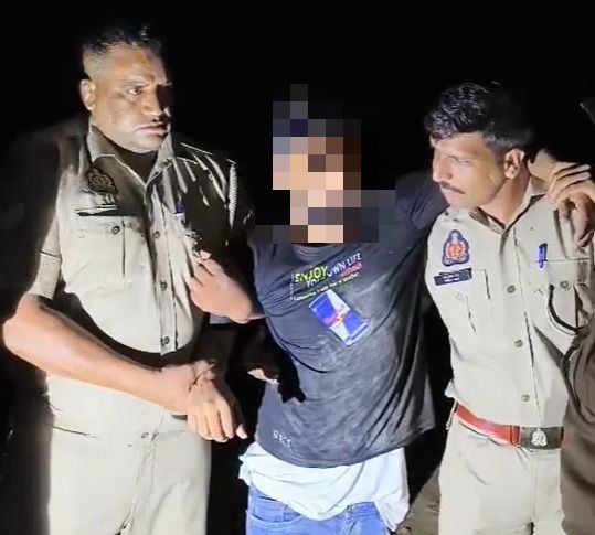 घायल आरोपित को ले जाती पुलिस