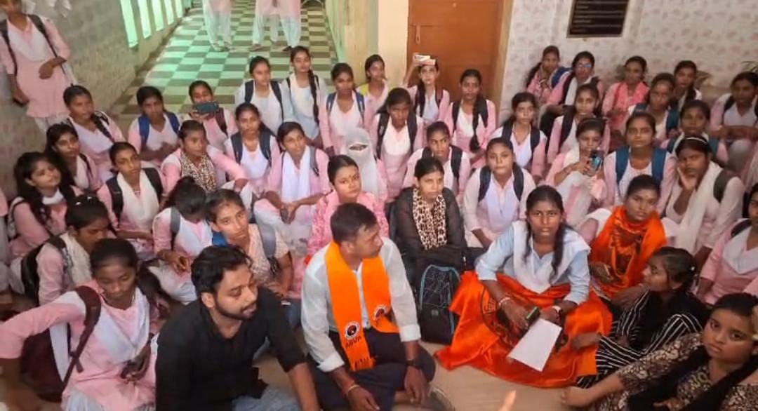 प्रदर्शन करते एबीवीपी कार्यकर्ता प्रदर्शन करते एबीवीपी कार्यकर्ता