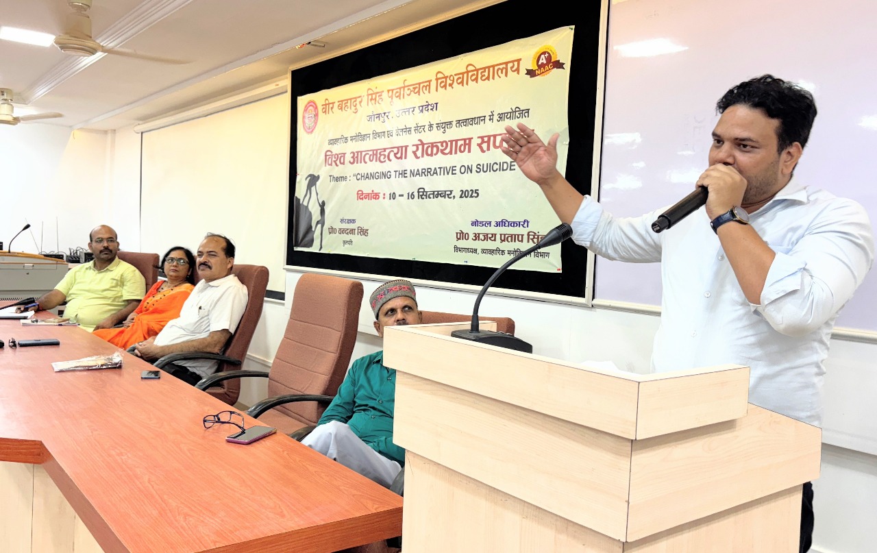 विश्व विद्यालय में व्याख्यान देते हुए डॉ ईशान दत्त