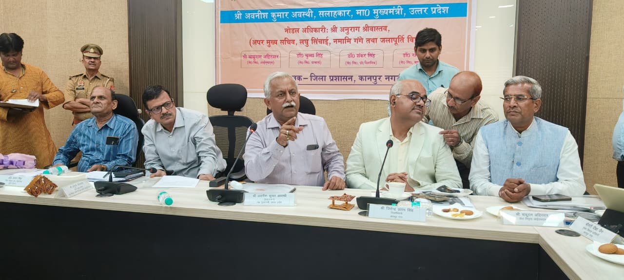 बैठक के दौरान मुख्यमंत्री के सलाहकार आईएएस अवनीश  कुमार अवस्थी व अन्य का छयाचित्र