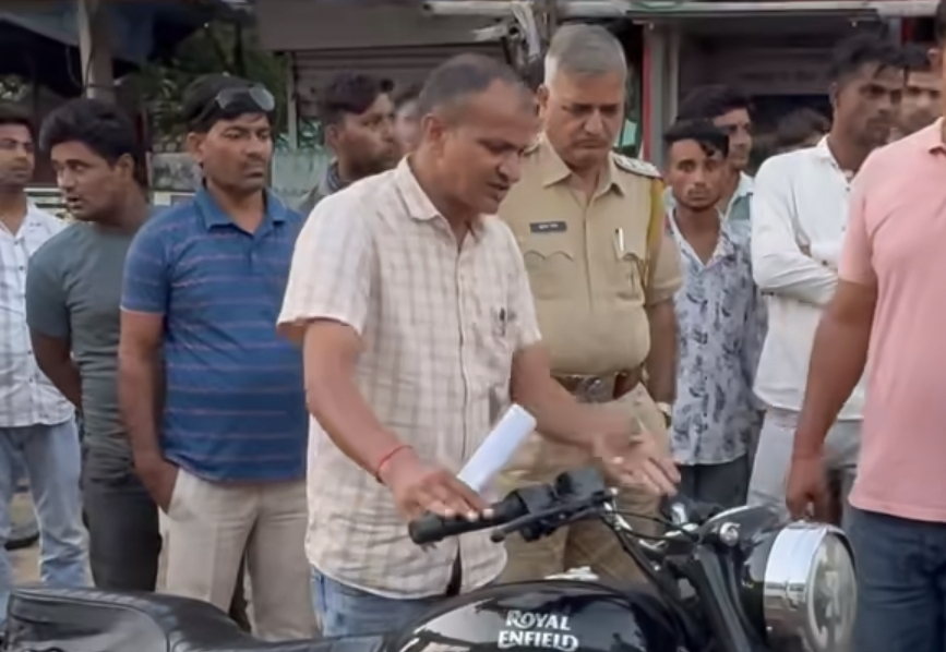 ट्रेलर की टक्कर से बाइक सवार युवक की मौत,पत्नी व बच्चा घायल