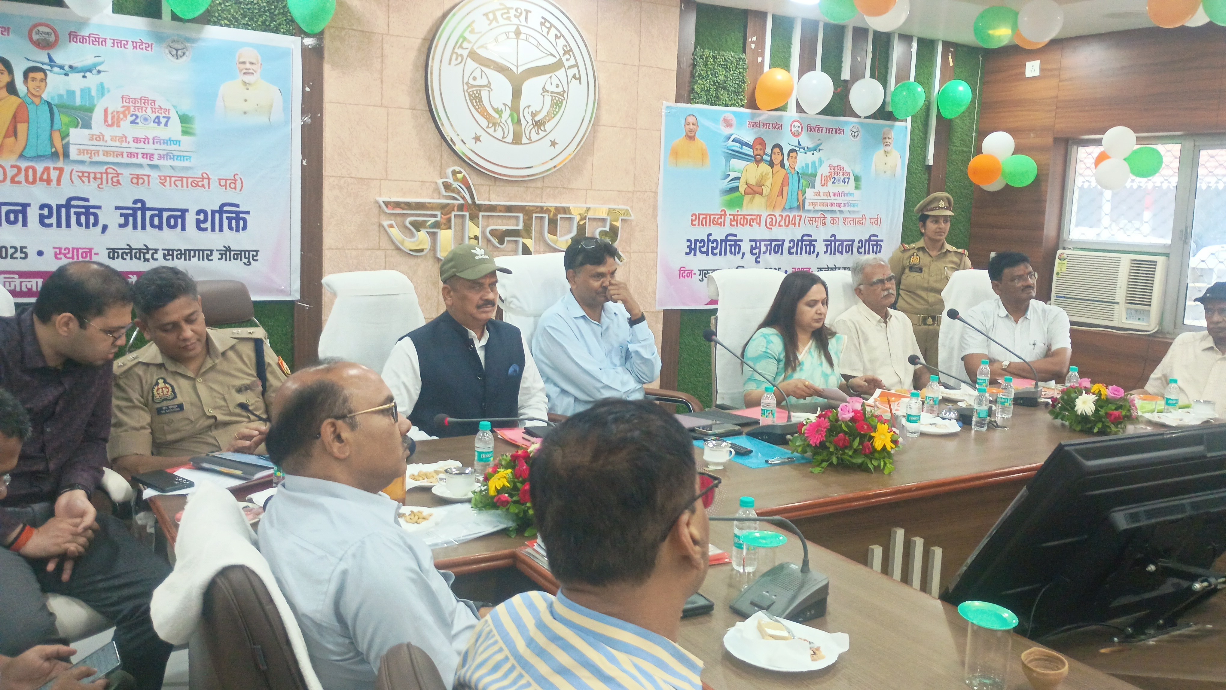 बैठक लेते हुए राजकुमार विश्वकर्मा एवं जिलाधिकारी डॉ दिनेश चंद्र सिंह बैठक लेते हुए राजकुमार विश्वकर्मा एवं जिलाधिकारी डॉ दिनेश चंद्र सिंह