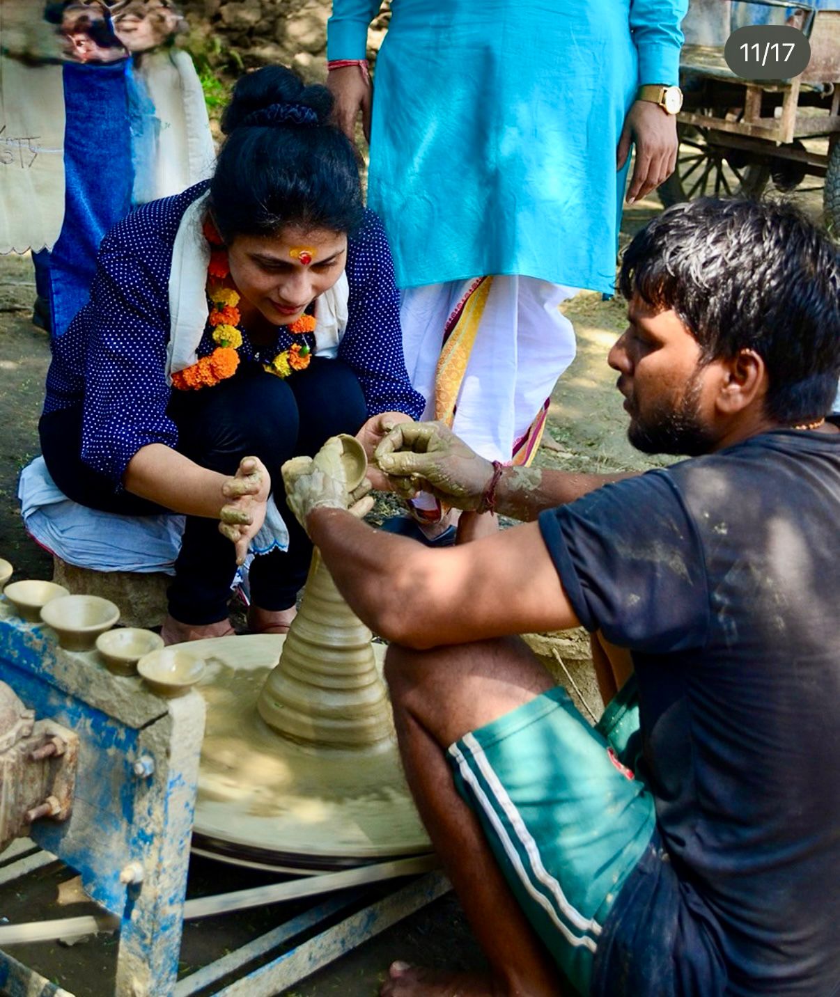 तुलसी मालागांव में पहुंचे प्रतिनिधिमंडल ने स्थानीय कारीगरों के साथ मिलकर पारंपरिक मिट्टी के दीयों का निर्माण करते हुए