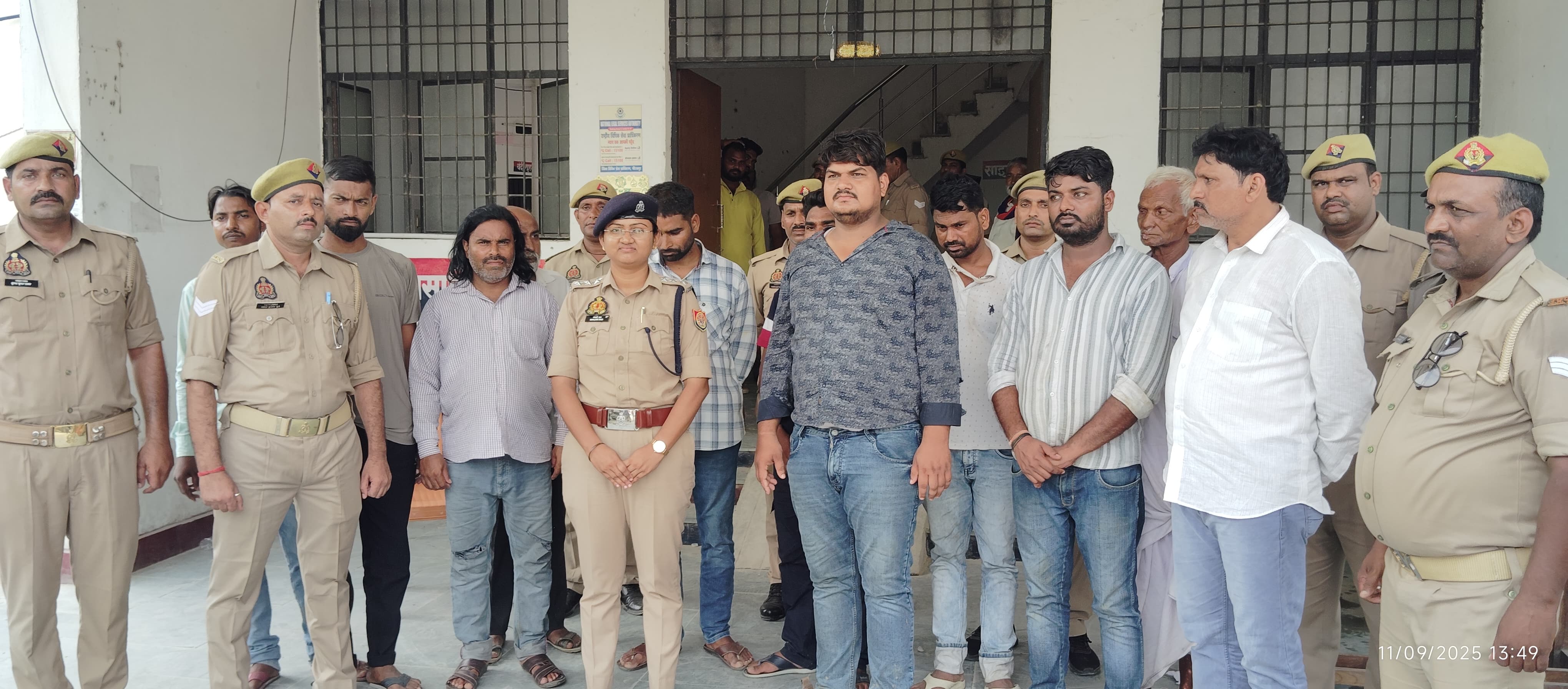 चुनार जुआरियों को जेल भेजती चुनार पुलिस।