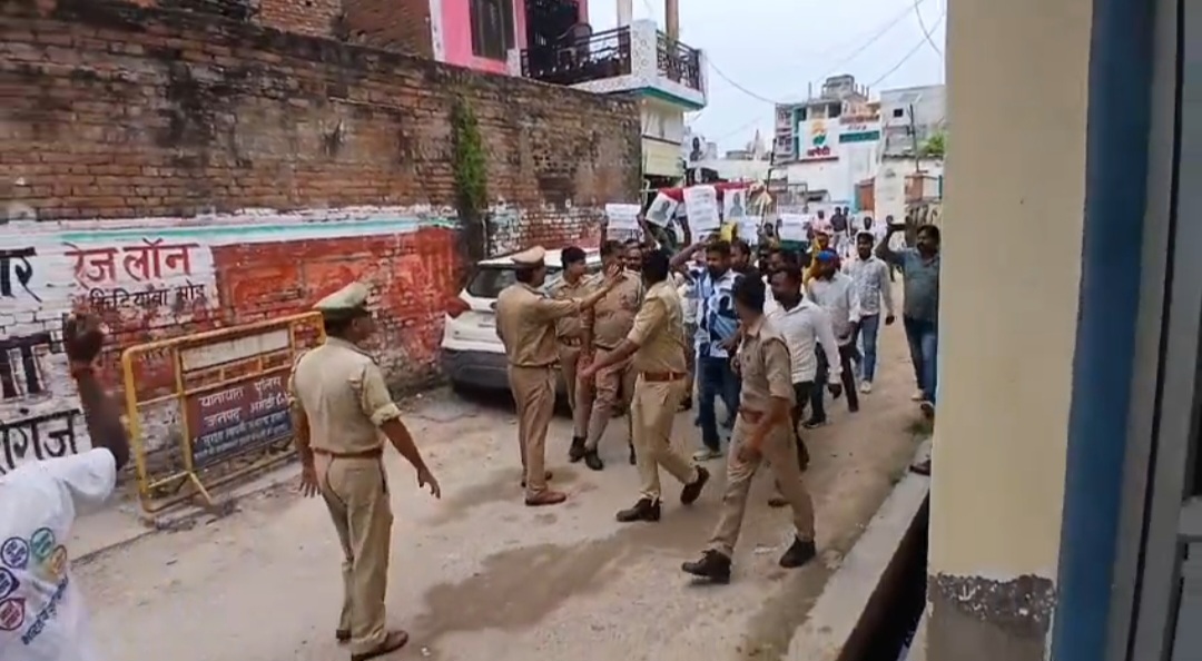 भीड़ को रोकते पुलिस कर्मी भीड़ को रोकते पुलिस कर्मी