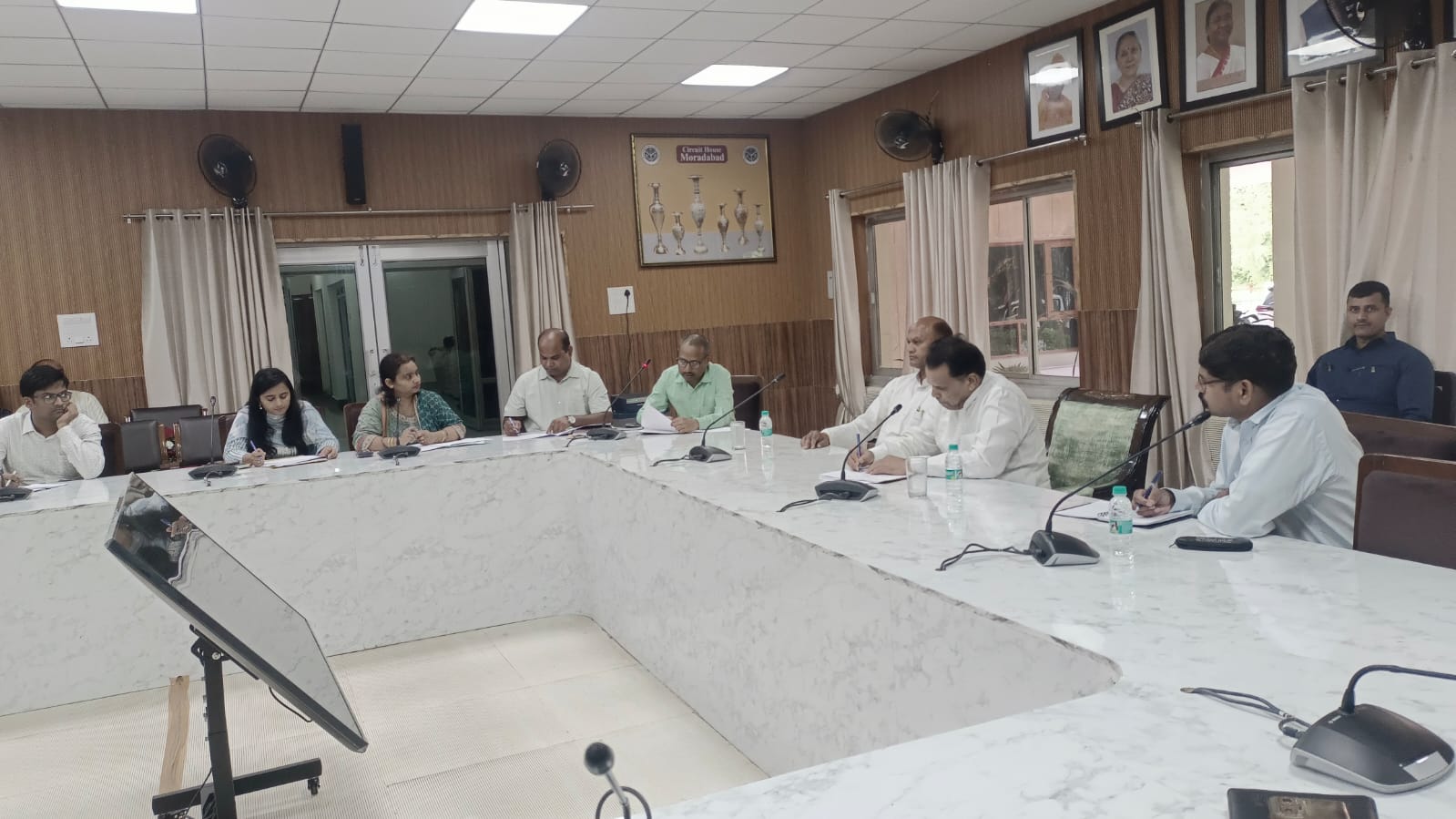 सर्किट हाउस के सभागार में मंडल के सभी पिछड़ा वर्ग कल्याण अधिकारी और दिव्यांगजन सशक्तिकरण अधिकारियों के साथ   बैठक करते पिछड़ा वर्ग कल्याण और दिव्यांगजन सशक्तिकरण मंत्री।