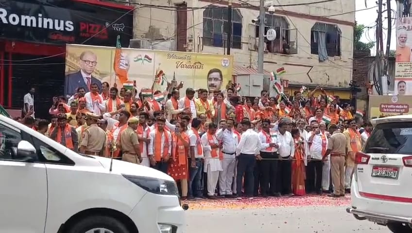 एयरपोट पर प्रधानमंत्री का स्वागत करते मुख्यमंत्री और राज्यपाल एयरपोट पर प्रधानमंत्री का स्वागत करते मुख्यमंत्री और राज्यपाल