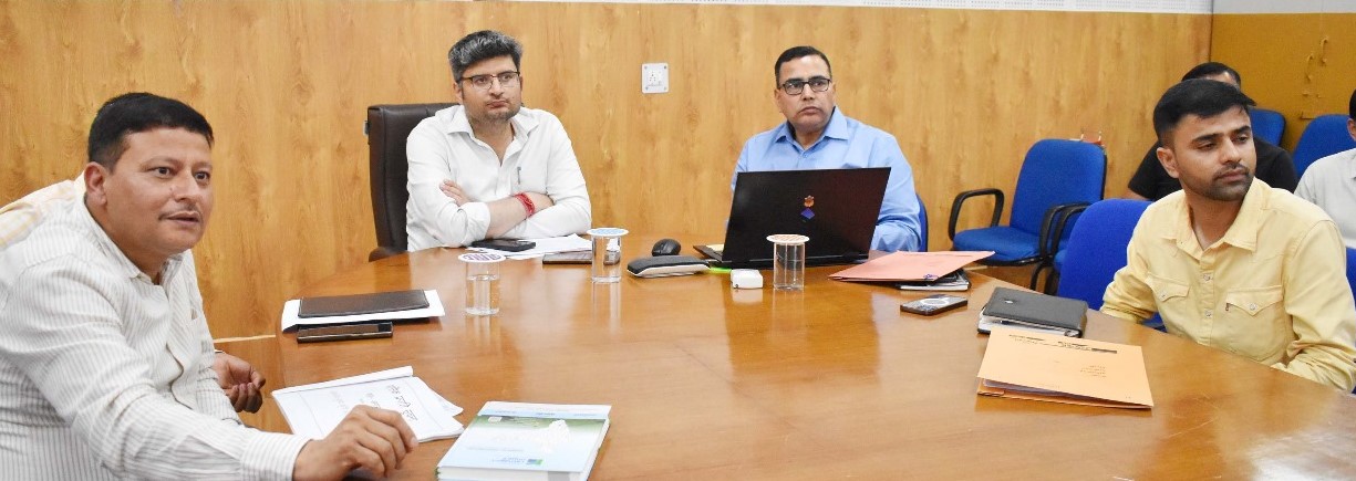 गोपेश्वर में कृषि व उद्यान विभाग की समीक्षा बैठक में डीएम संदीप तिवारी व अन्य। गोपेश्वर में कृषि व उद्यान विभाग की समीक्षा बैठक में डीएम संदीप तिवारी व अन्य।