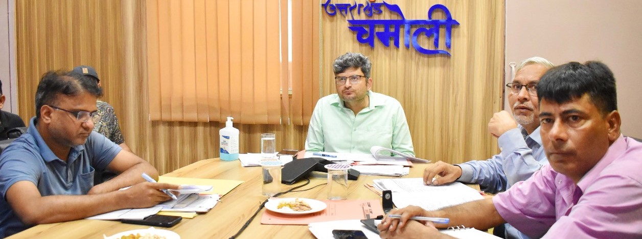 गोपेश्वर में शिक्षा विभाग की समीक्षा बैठक लेते हुए डीएम संदीप तिवारी। गोपेश्वर में शिक्षा विभाग की समीक्षा बैठक लेते हुए डीएम संदीप तिवारी।