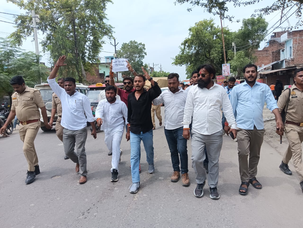 सड़क पर निकाल कर नारेबाजी करते हुए यूथ कांग्रेस के नेता औरकार्यकर्तासड़क पर निकाल कर नारेबाजी करते हुए यूथ कांग्रेस के नेता और कार्यकर्ता सड़क पर निकाल कर नारेबाजी करते हुए यूथ कांग्रेस के नेता औरकार्यकर्तासड़क पर निकाल कर नारेबाजी करते हुए यूथ कांग्रेस के नेता और कार्यकर्ता