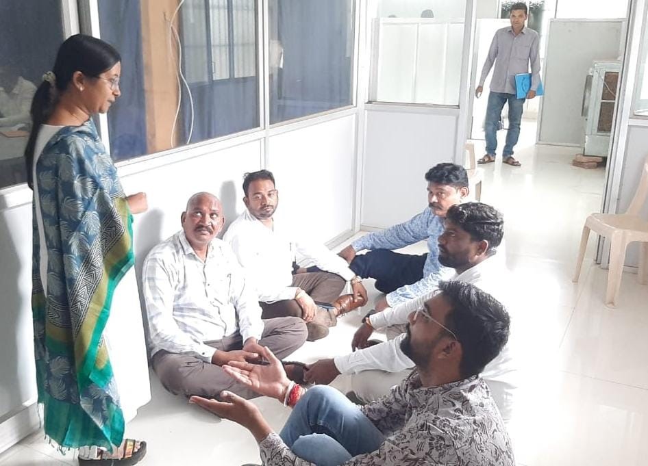 निगम में धरना पर बैठे विपक्षी पार्षदों से चर्चा करते हुए निगम आयुक्त पि्रया गोयल। निगम में धरना पर बैठे विपक्षी पार्षदों से चर्चा करते हुए निगम आयुक्त पि्रया गोयल।