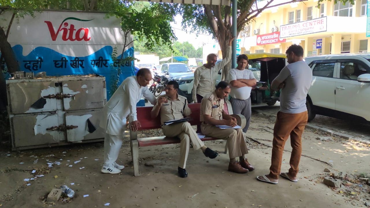 नागरिक अस्पताल बहादुरगढ़ में पोस्टमार्टम हाउस के बाहर मौजूद पीड़ित परिजन और पुलिस नागरिक अस्पताल बहादुरगढ़ में पोस्टमार्टम हाउस के बाहर मौजूद पीड़ित परिजन और पुलिस
