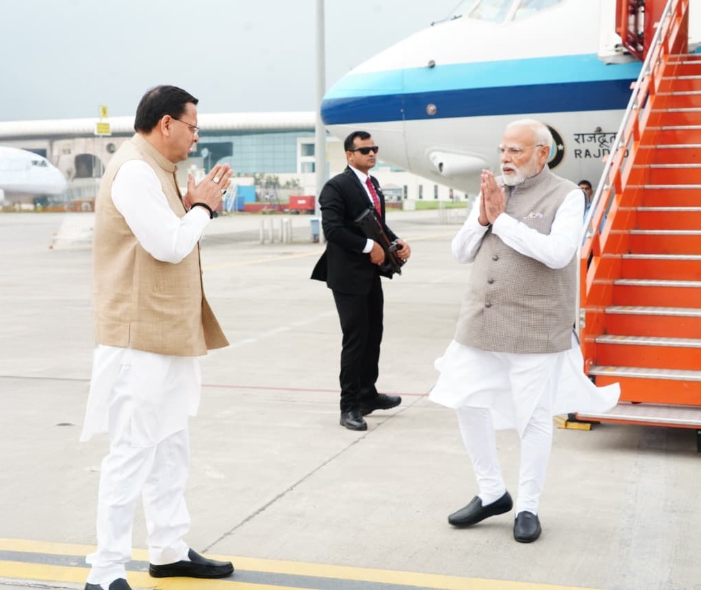 प्रधानमंत्री का स्वागत करते मुख्यमंत्री धामी। प्रधानमंत्री का स्वागत करते मुख्यमंत्री धामी।
