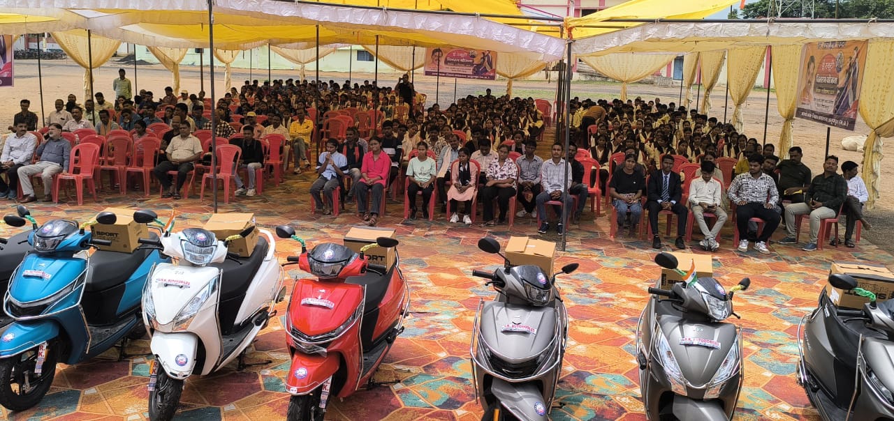 कार्यक्रम में बच्चे और विपरीत करने वाली स्कूटी वहां कार्यक्रम में बच्चे और विपरीत करने वाली स्कूटी वहां