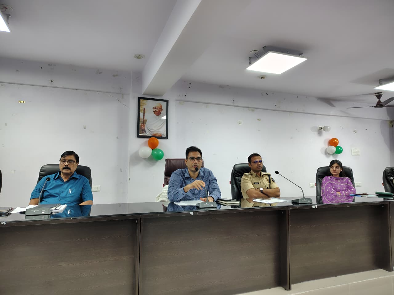 बैठक को संबोधित करते डीएम एसपी व अन्य बैठक को संबोधित करते डीएम एसपी व अन्य