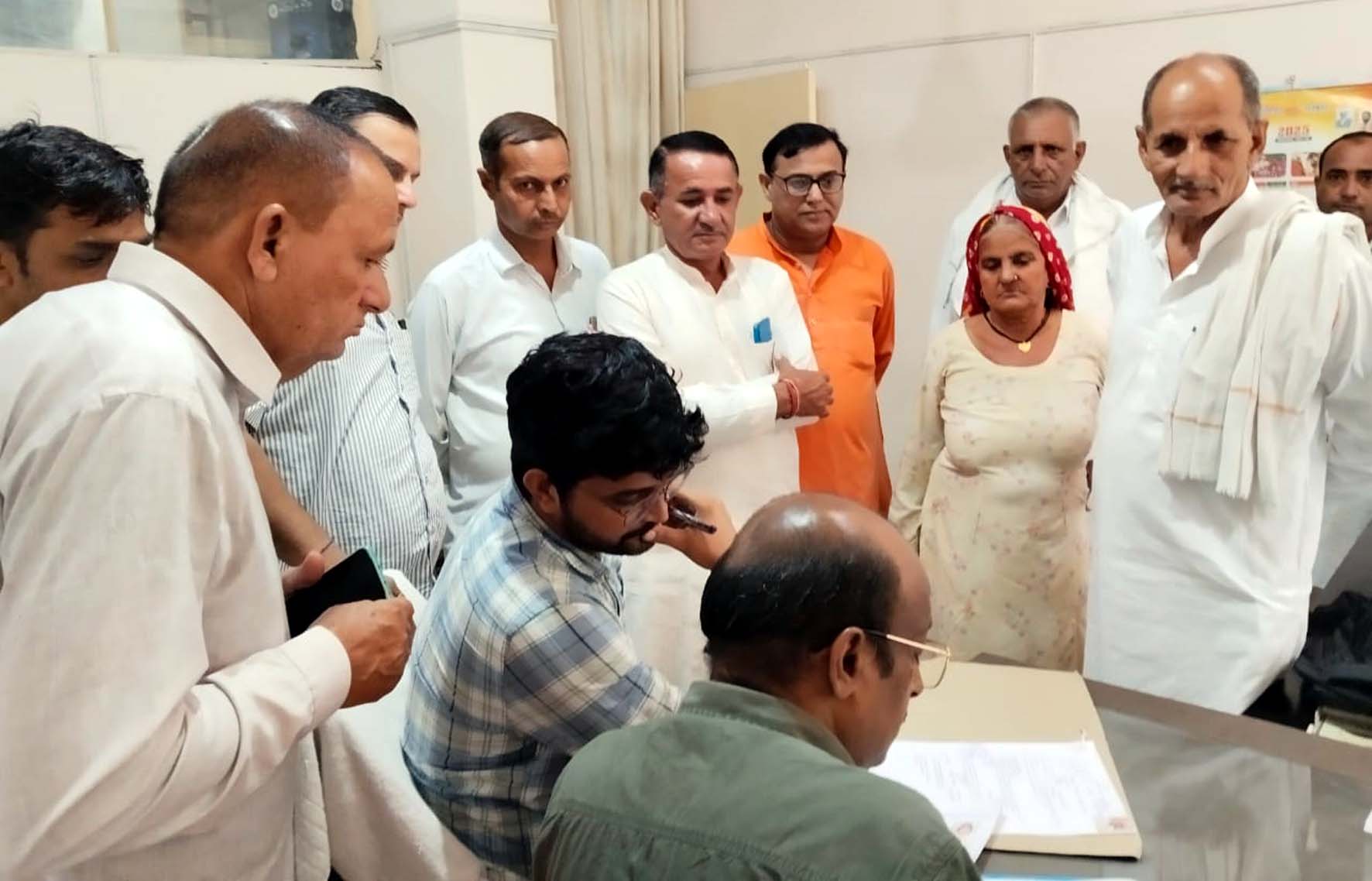 निर्विरोध चुनाव के अवसर पर उपस्थित दलबीर धीरनवास व अन्य।