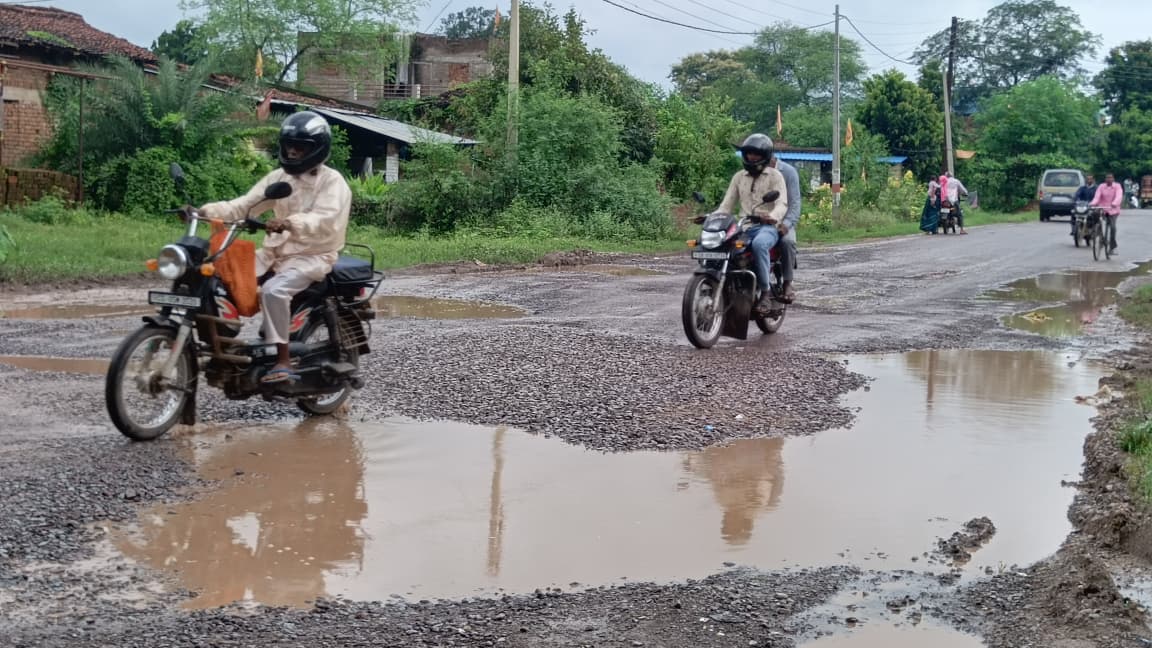 धमतरी से दुर्ग मार्ग में जगह-जगह इस तरह बन गए हैं गड्ढे।