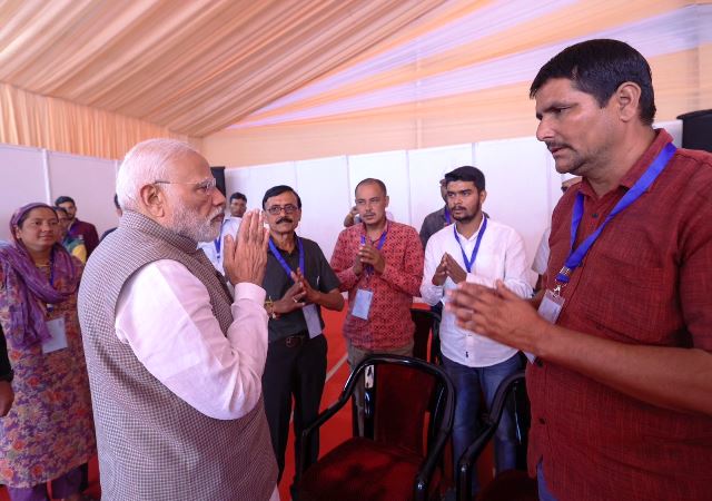 प्रधानमंत्री नरेन्द्र मोदी देहरादून में आपदा पीड़ितों से मुलाकात के दौरान