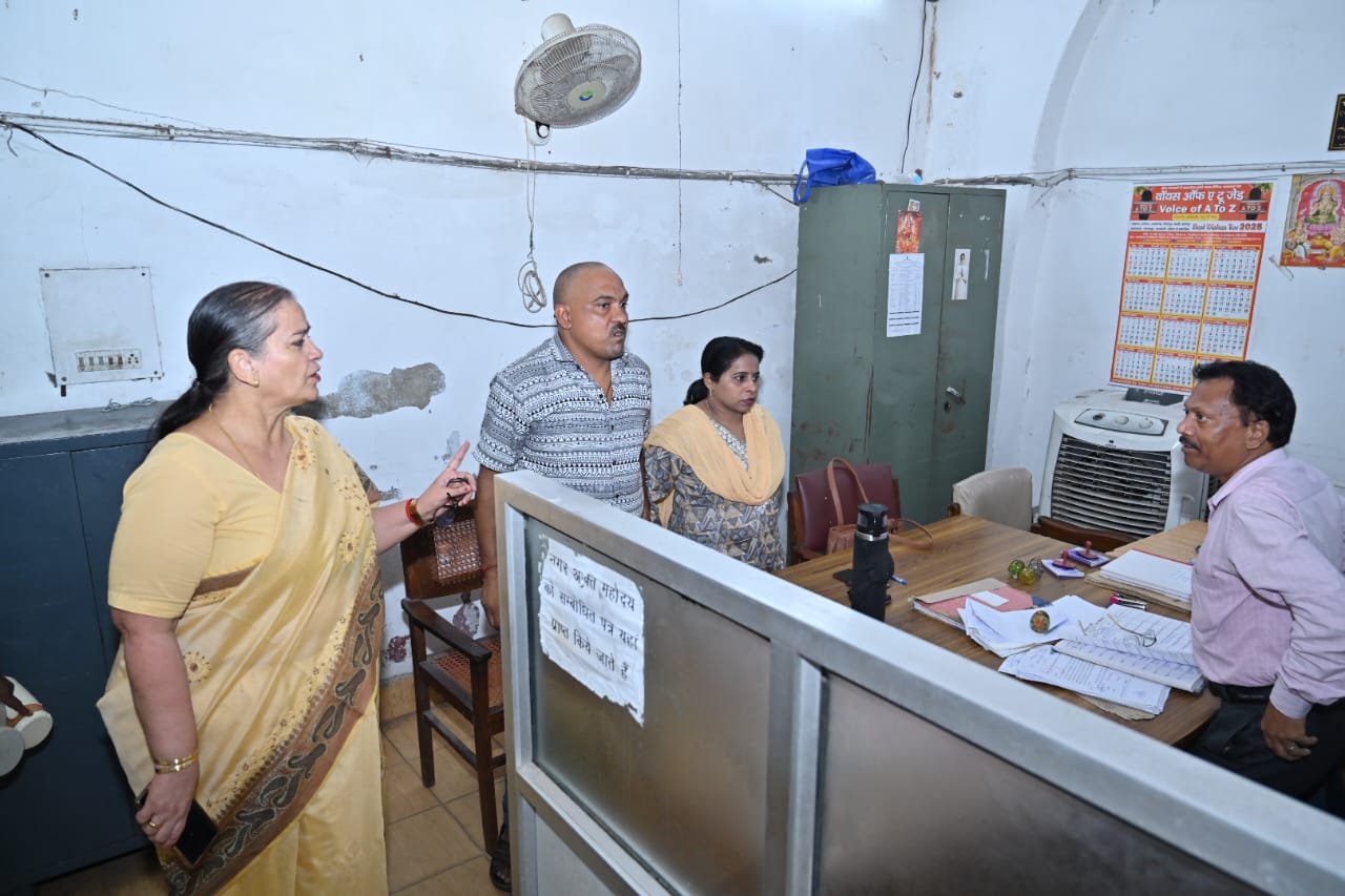 महापौर सुषमा खर्कवाल नगर निगम का निरीक्षण करते हुए