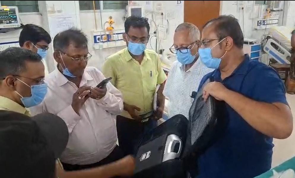 निरीक्षण करते चिकित्सक