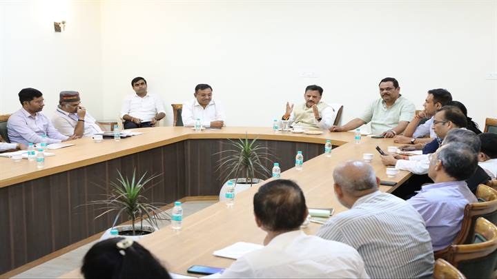 उप मुख्यमंत्री ने खाद की उपलब्धता व वितरण की जानकारी प्राप्त की