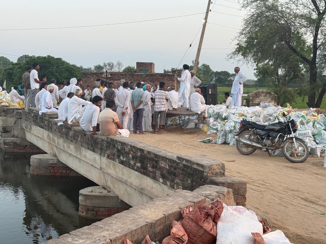 प्रभावित किसानों से बातचीत करते किसान नेता लखविंद्र सिंह औलख। प्रभावित किसानों से बातचीत करते किसान नेता लखविंद्र सिंह औलख।