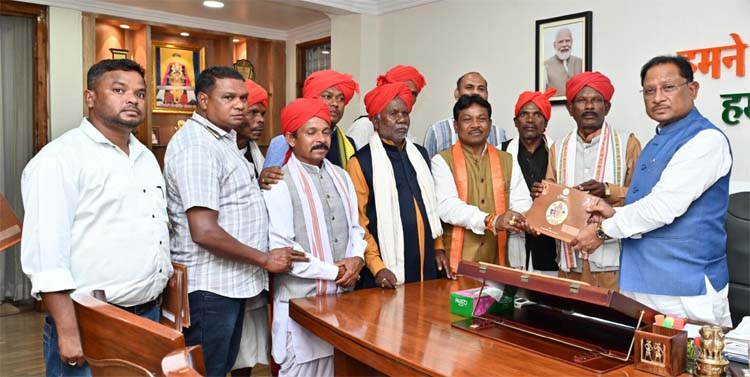 मुख्यमंत्री साय को बस्तर दशहरा पर्व में शामिल होने आमंत्रित करते हुए मुख्यमंत्री साय को बस्तर दशहरा पर्व में शामिल होने आमंत्रित करते हुए