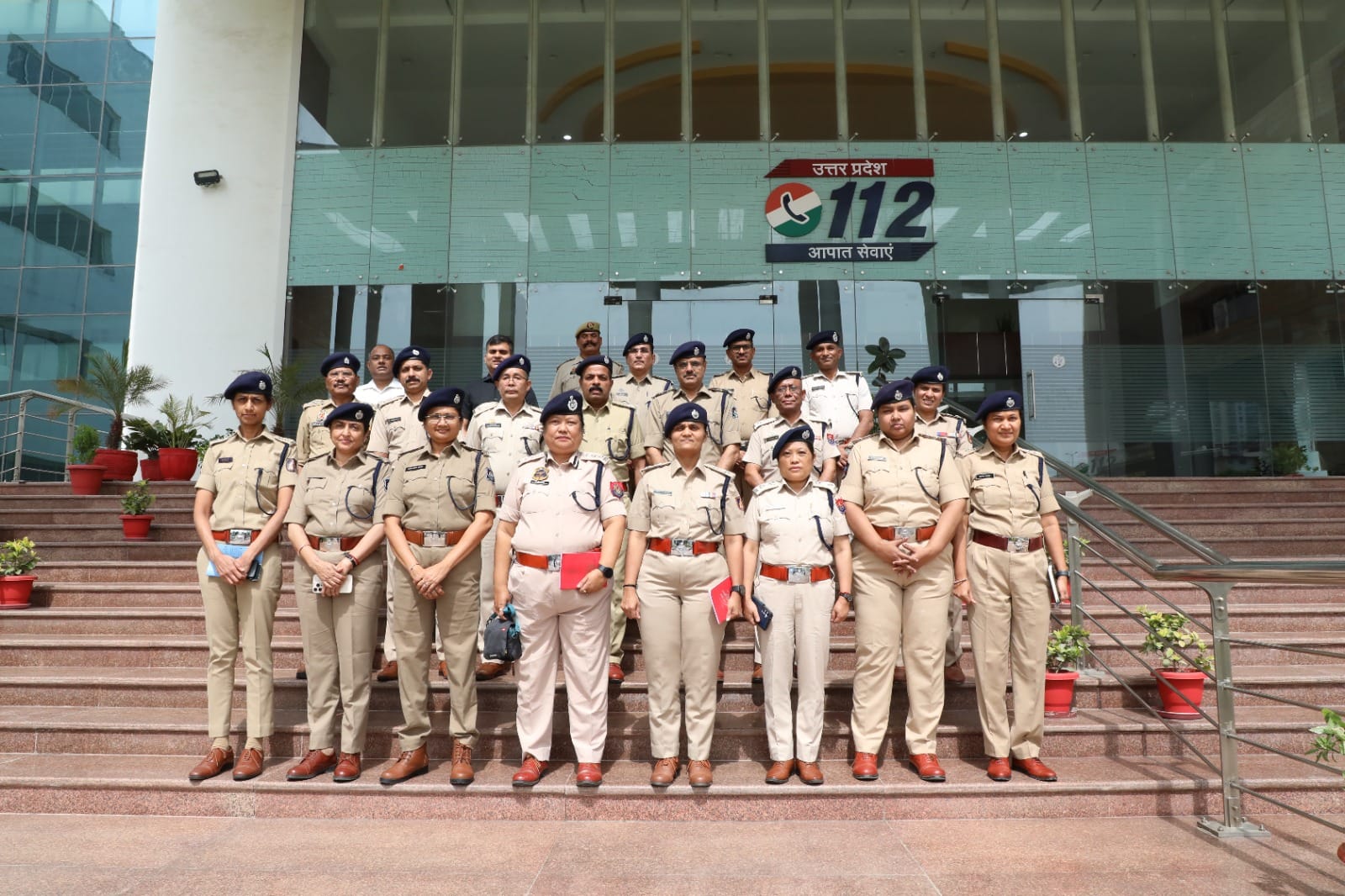 यूपी-112 मुख्यालय का भ्रमण करने आए प्रशिक्षु आईपीएस अधिकारियों के साथ पुलिस महानिदेशक यूपी-112 नीरा रावत