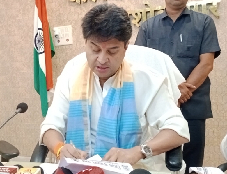 अशोकनगर: ट्रेन चलाने जिला पत्रकार संज्ञ ने सिंधिया को दिया मांग पत्र अशोकनगर: ट्रेन चलाने जिला पत्रकार संज्ञ ने सिंधिया को दिया मांग पत्र