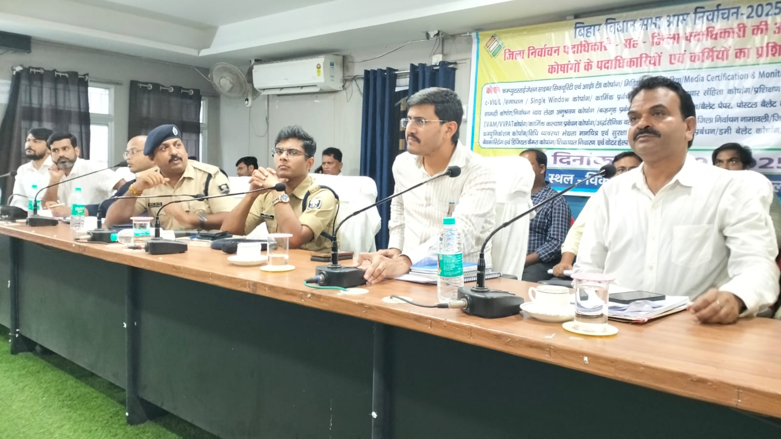 बैठक करते हुए अधिकारी बैठक करते हुए अधिकारी