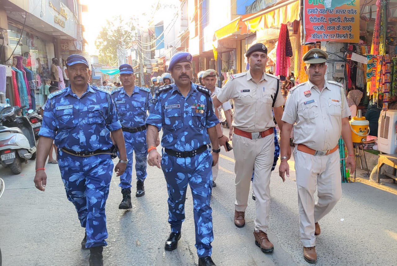 झज्जर जिला के बेरी में रूट मार्च निकालते आरएएफ और जिला पुलिस के जवान