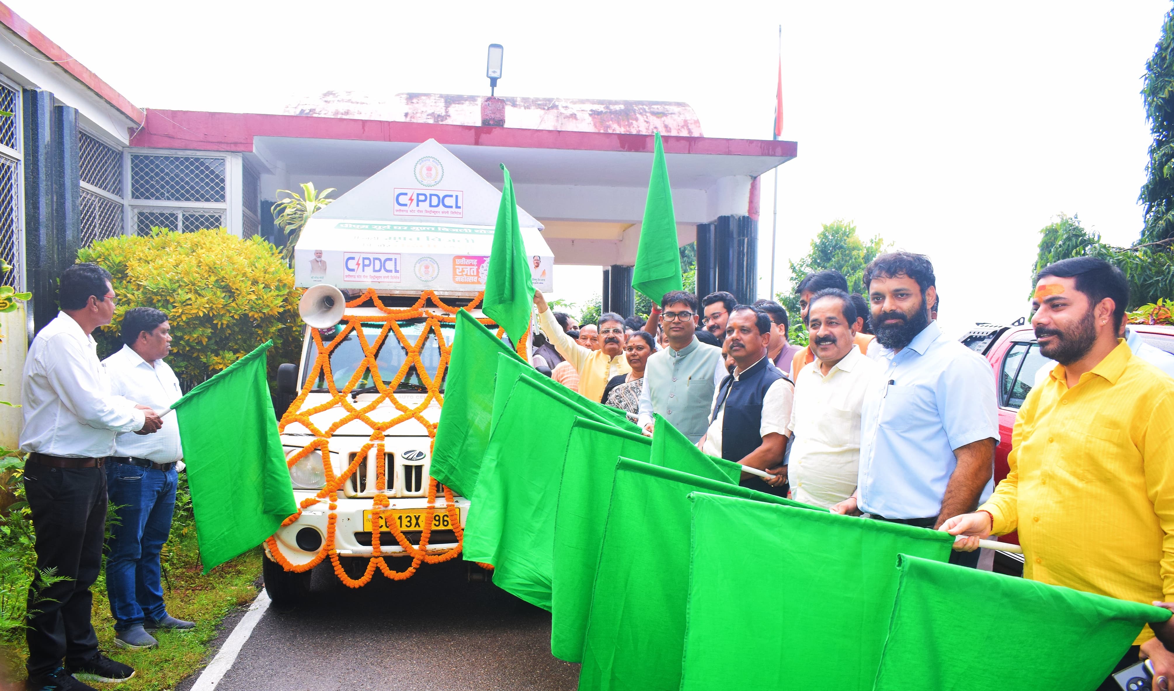 पीएम सूर्य घर मुफ्त बिजली योजना के प्रचार-प्रसार रथ को हरी झंडी दिखाकर रवाना करते वित्त मंत्री ओ.पी. चौधरी पीएम सूर्य घर मुफ्त बिजली योजना के प्रचार-प्रसार रथ को हरी झंडी दिखाकर रवाना करते वित्त मंत्री ओ.पी. चौधरी